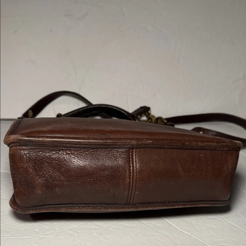 Coach Vintage Willis 9927 Brown Leather Messenger Bag with Gold Turn Lock - Picture 3 of 13
